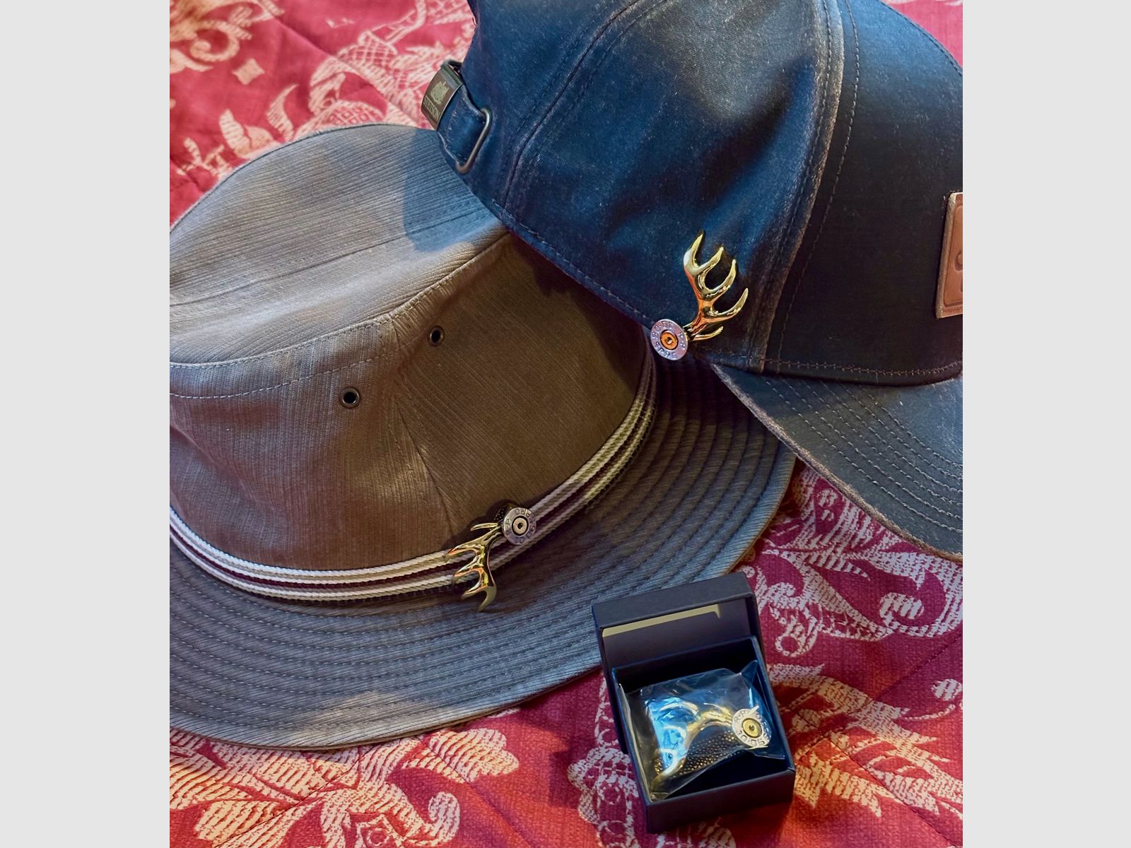 Przypinka do kapelusza lub kołnierza „Patrona „.30.06 Springfield z eleganckim i rzadkim porożem