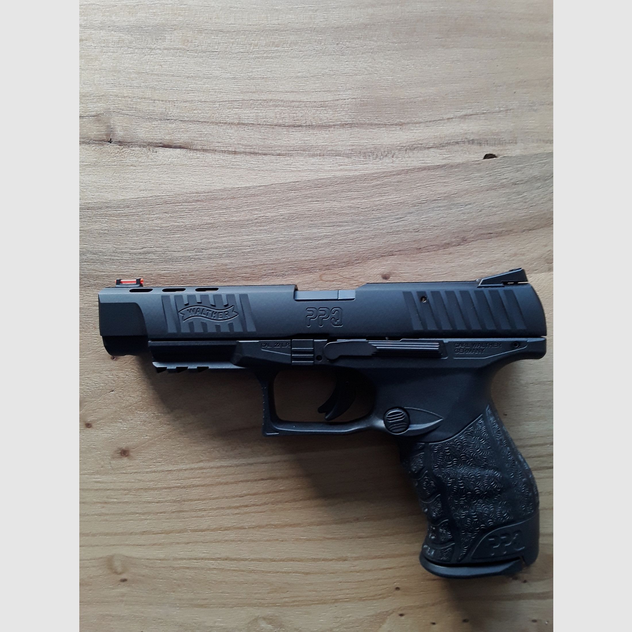 WALTHER PPQ M2 5" schwarz 12-Schuss .22 lr mit zwei Magazinen