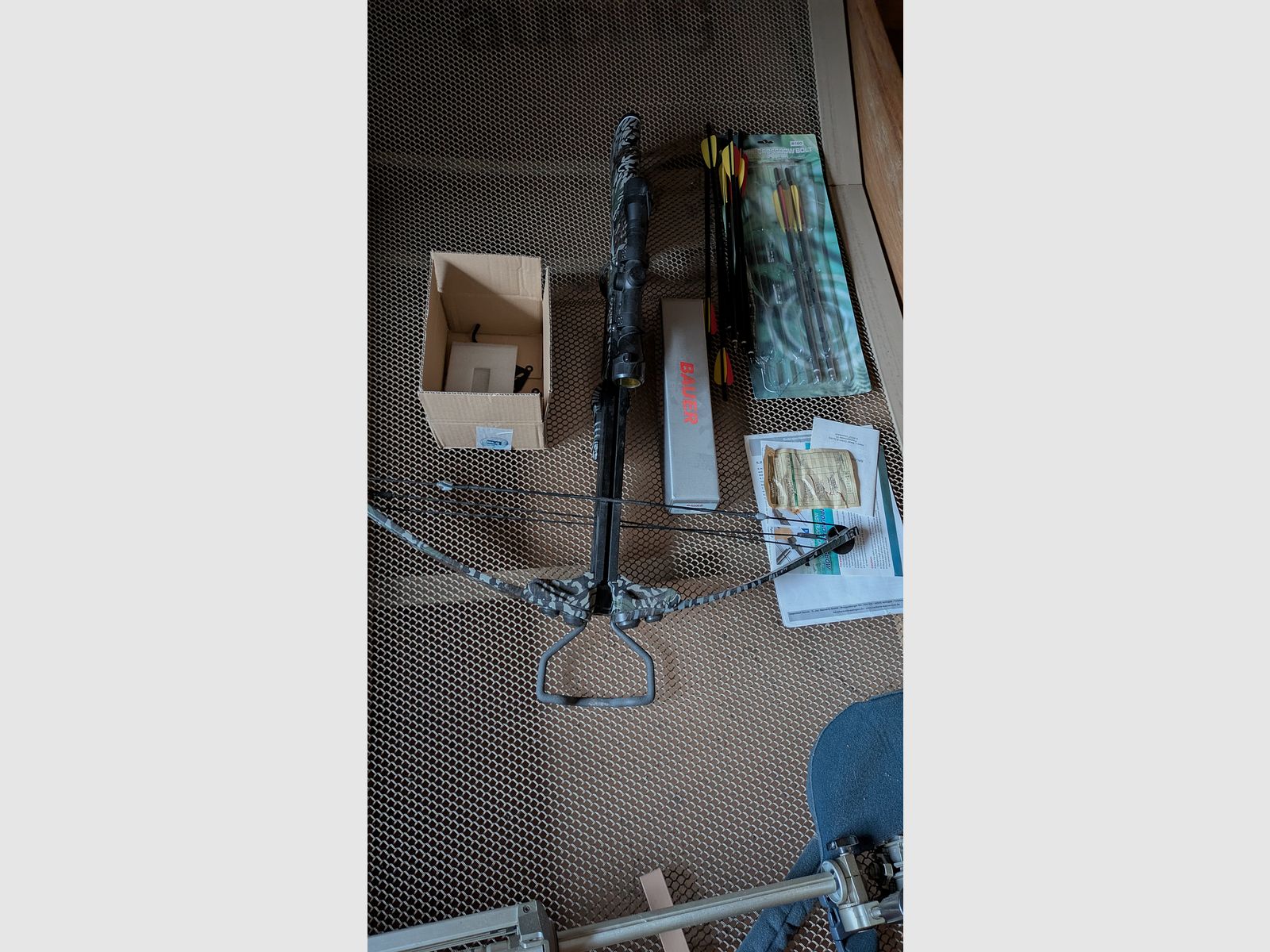 Crossbow met richtkijker, pijlen en doelwit. Geen verzending.
