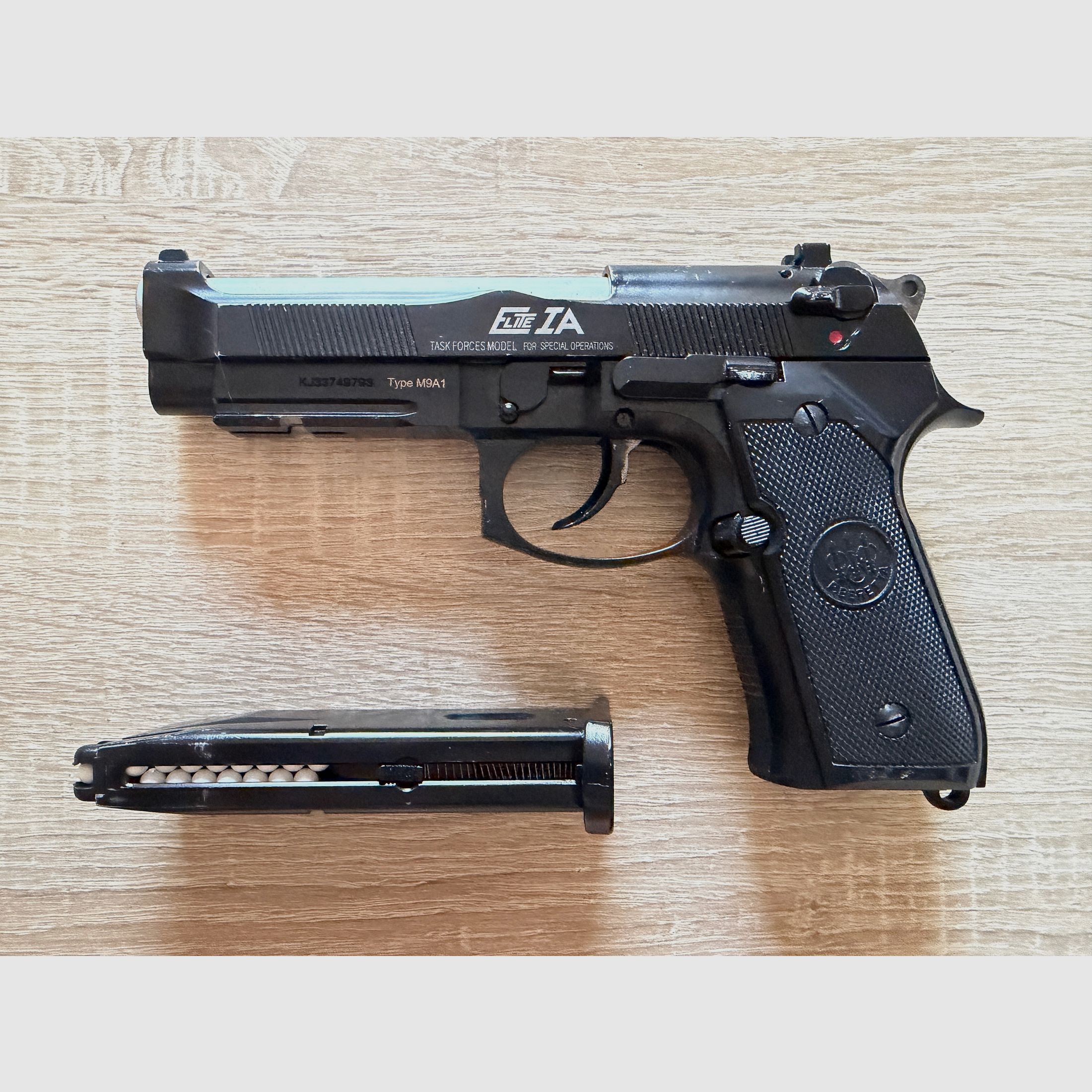 Pistolet airsoftowy KJW Beretta M9A1 z magazynkiem gazowym