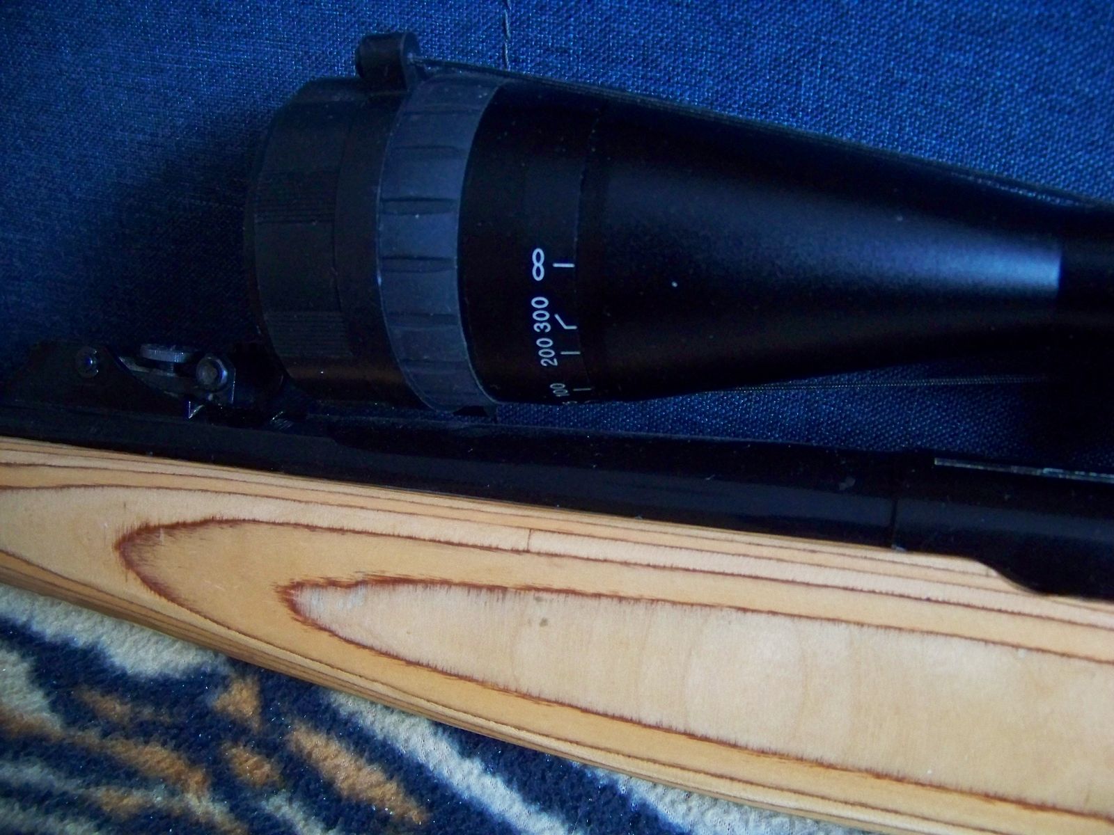 CO" Gewehr Podium im Stutzen Schaft mit Zielfernrohr 4,5mm