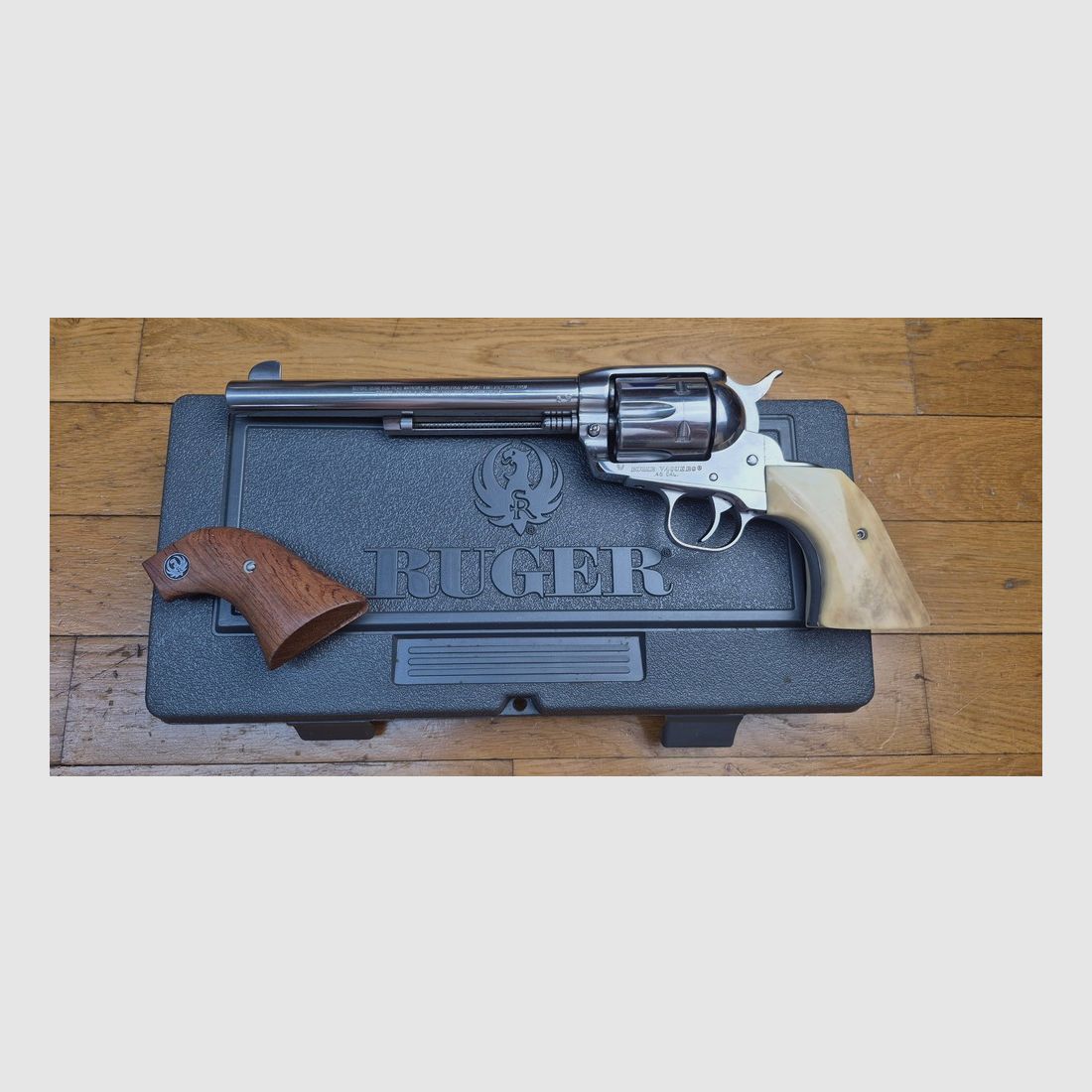 Sehr schöner Ruger Vaquero Revolver – Kal. .45 Colt mit sechs Schuss – Lauf 7,5 Zoll – Version „Old model“ (die stabilste!) – Wunderschöne „Stainless“-Oberfläche mit dicken Griffschalen aus Knochen – Geliefert mit Originalbox und Holzgriffschalen von RUGER – Ausgezeichneter mechanischer Zustand und wunderschöner Spiegel-Lauf – Ein Top-Cowboy! – Hervorragender Zustand – TBE+/TBE++!, Bild 1 von 28