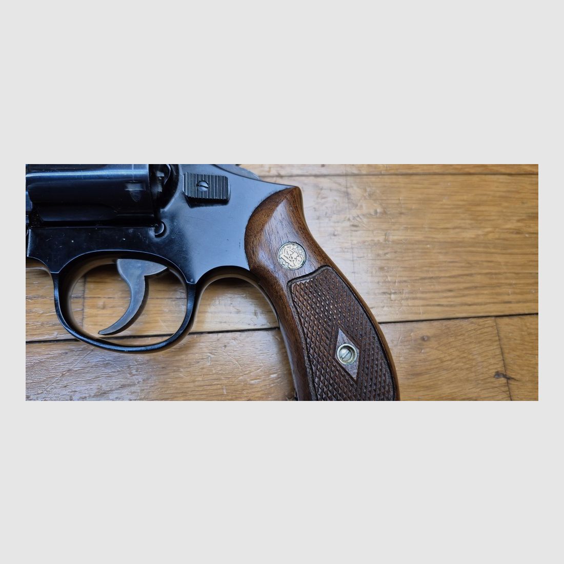 Peu courant et très beau Revolver Smith&Wesson Mod 12-1 – Rare version Air Weight du Military and Police de 1905 – Alliage spécial en carcasse et barillet acier – 6 coups (et pas 5 !) en calibre 38 SP – Canon 2 pouces neuf – Arme bluffante de …. 520 grammes en carcasse KA ! – Le grand frères du Smith 37- Belles construction Smith des grandes années – Arme de 1962 – A l&rsquo;état de neuf ! – TBE+/TBE++, image 19 sur 23
