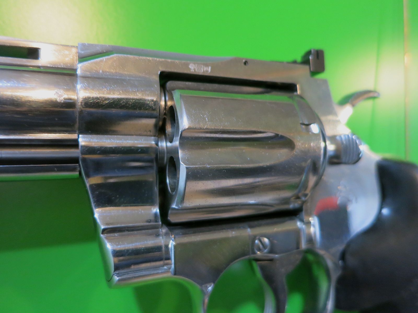 Revolver COLT PYTHON, Acier inoxydable (polie miroir), .357 Magnum, canon de 4", poignée de sport en caoutchouc #25-