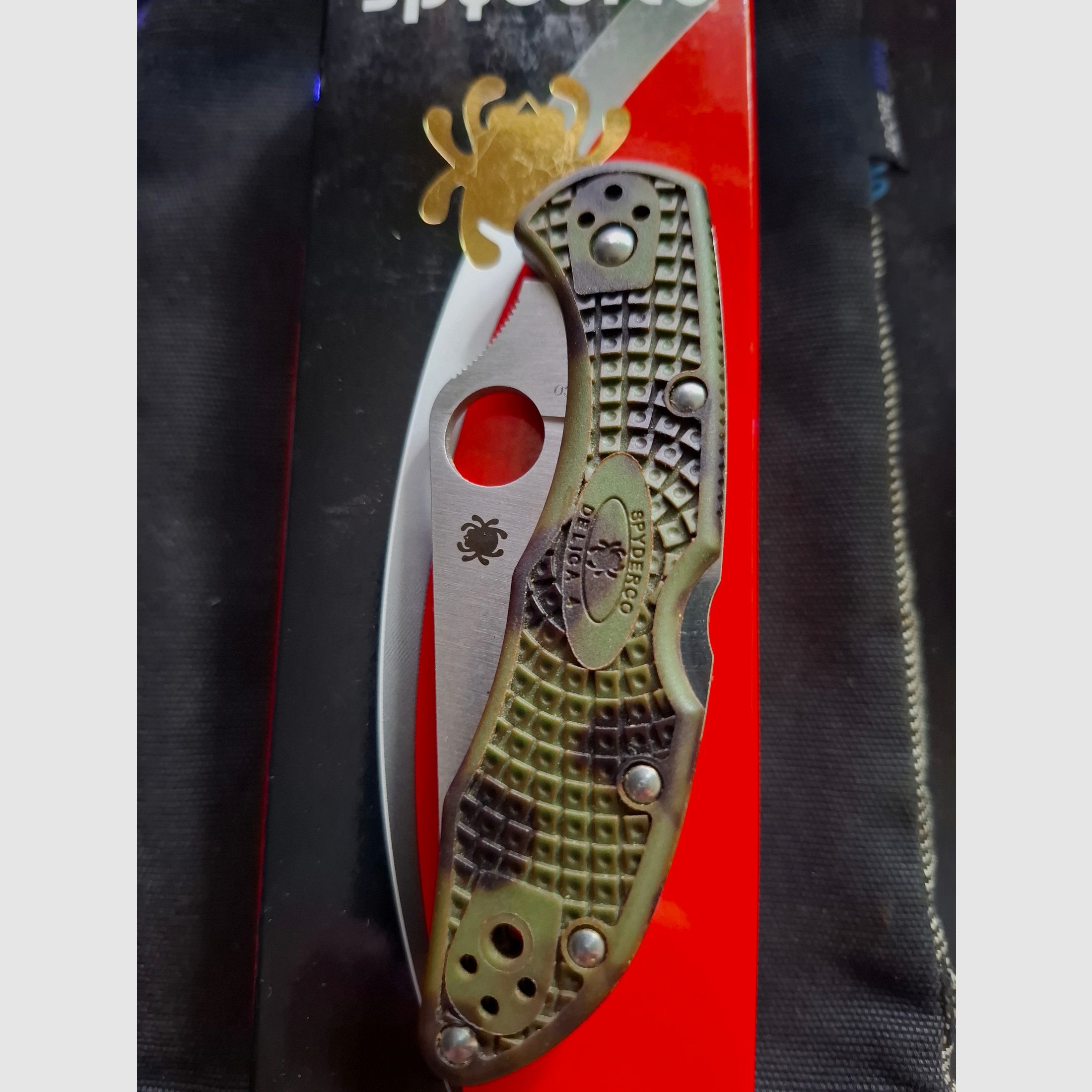 Spyderco DELICA 4 camo  in Top Zustand günstig abzugeben!