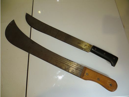 Dos grandes machetes antiguos de una herencia