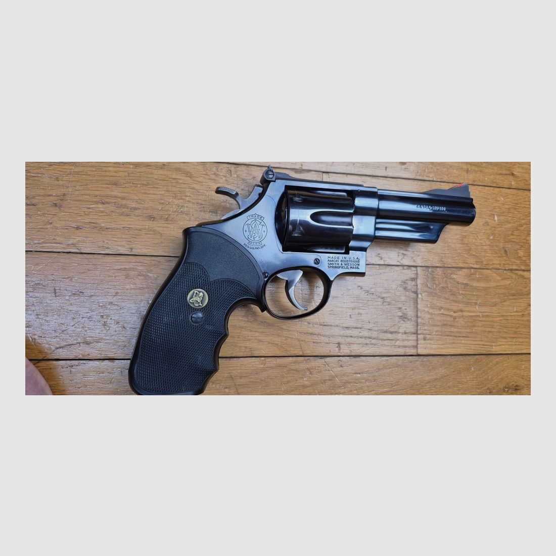 Terreur van beren! – Smith & Wesson M29-2 revolver – Kal. .44Mag – Loop 4 inch – Uitzonderlijke geblauwde afwerking van 98,9% – Vuurwapen uit eind 1973 – Twee sets handgrepen – Indrukwekkende en zeldzame mechaniek vandaag de dag – Cinematisch mythes net zo goed als vuurwapen! – TBE++!, afbeelding 3 van 30