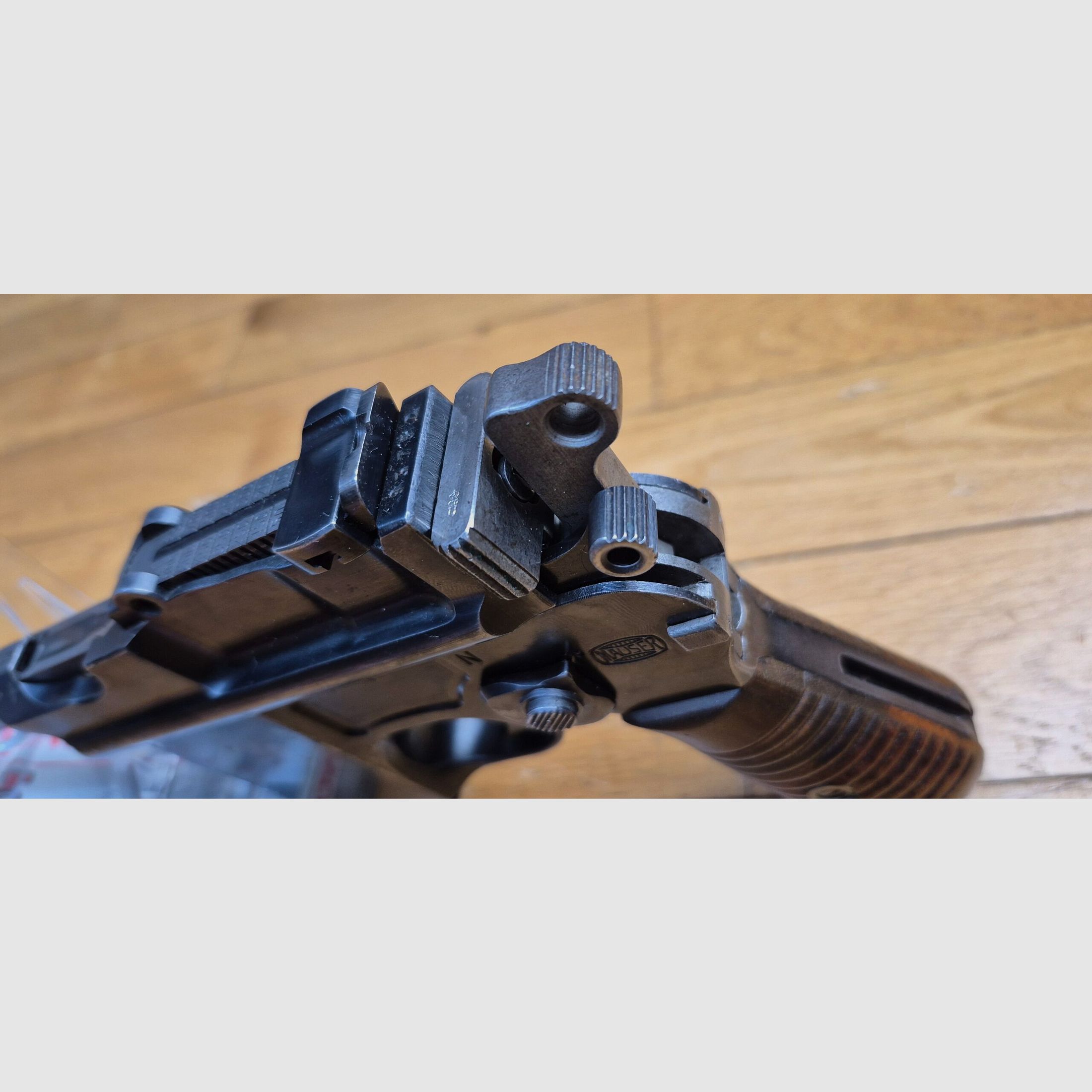 Très rare pistolet automatique C96 type Schnellfeuer « dit 712 » – Cal. 7.63 Mauser – Rare exemplaire utilisé par la Wehrmacht ou la SS – Arme mythique – Un des tout derniers produits – Sélecteur de type Westinger – 100% mono-matricule – Chargeur Mauser 10 coups conforme – Étui artisanal 2°GM – TBE++ – Catégorie A2 – Export EXCLUSIVEMENT!, image 21 sur 34