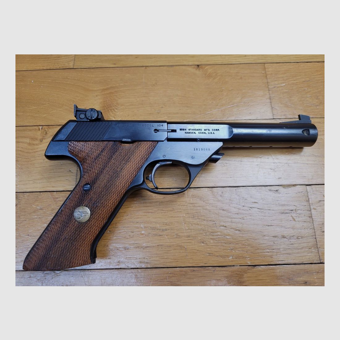 Magnifique pistolet semi automatique Hi-Standard – Modèle Supermatic Citation en .22LR – Arme de 1967 – Plaquettes noyer quadrillées main – Bronzage 100% – Canon mi-lourd miroir avec superbes rayures – État superbe, image 15 sur 21