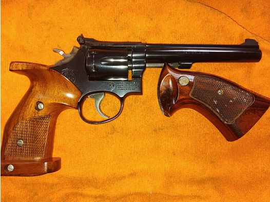 Revólver Smith & Wessen Modelo 17 6" con empuñadura deportiva