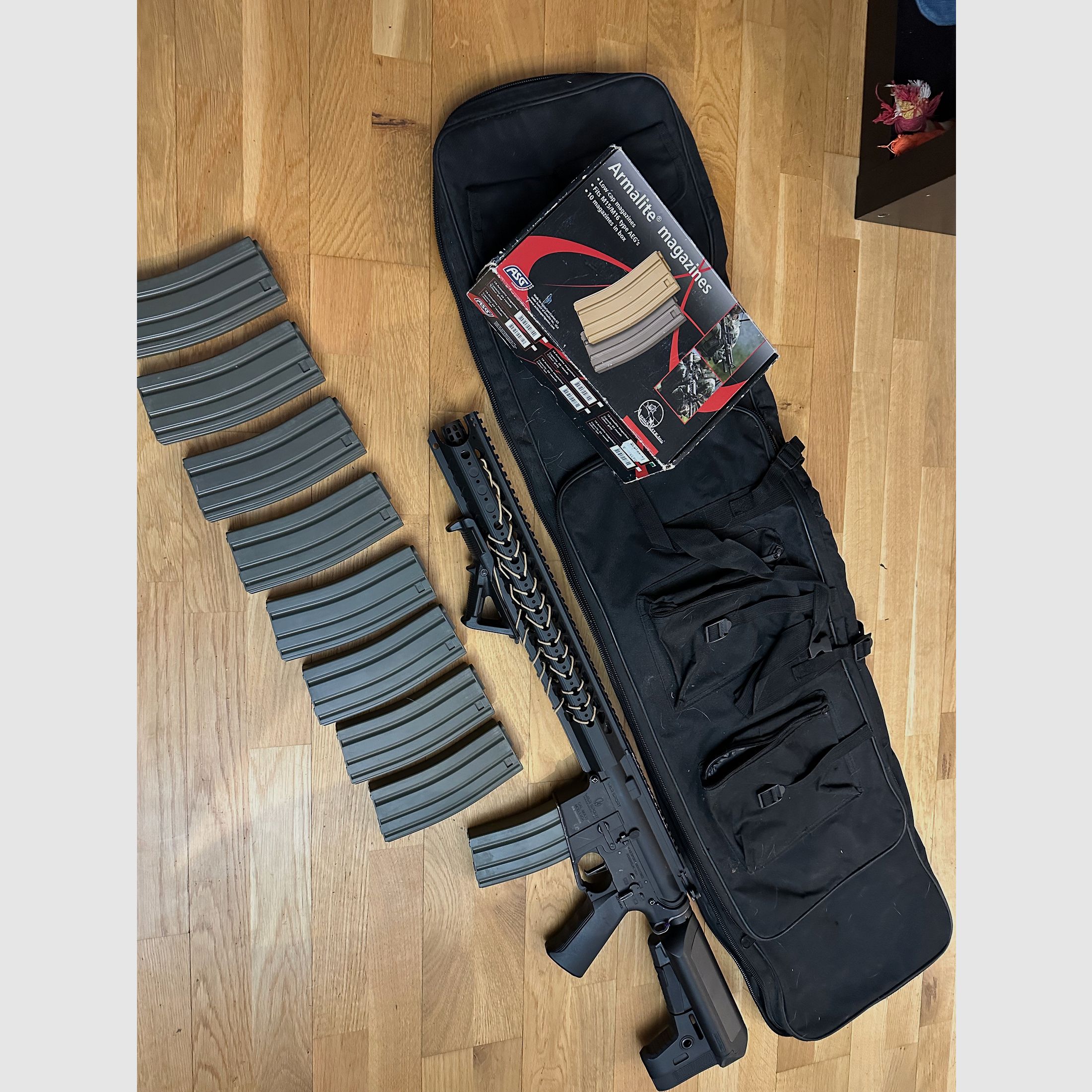 Krytac LVOA mit Magazinen, Tasche und Griff