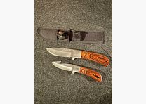 Dubbel riemmes, 2 messen in nylon hoes, Askari, ongebruikt, houten handvat, 72