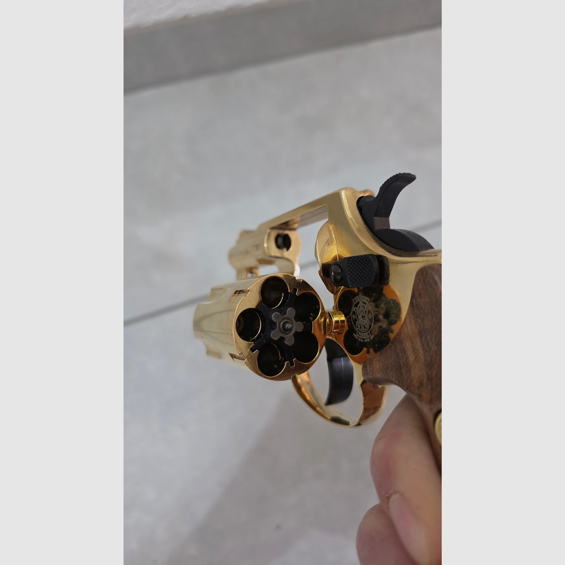 Smith & Wesson Chiefs Special 9 mm R.K., 24 Karat vergoldet, Holzgriffschalen