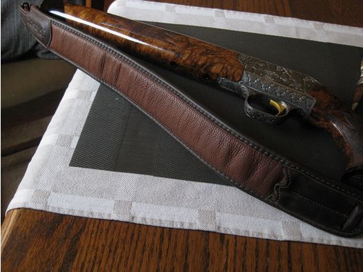 WORLDWIDE GUARANTEED UNIQUE COLLECTOR'S ITEM = Almost new "Custom STAHLSYSTEM completion" with HAND ENGRAVINGS for R93, with right-handed semi-weight custom stock and category-11 !! The system is still one WITHOUT serial number !! Including Blaser leather rifle sling !