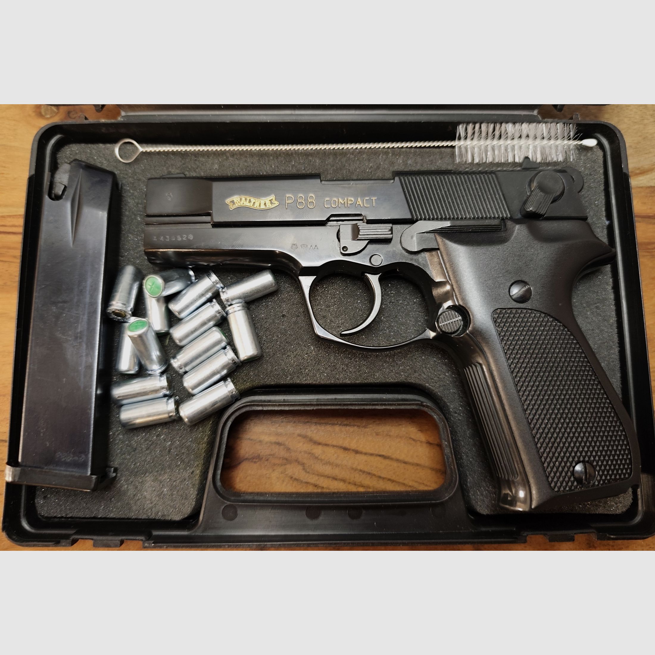 Walther P 88 Compact altes Model Goldschrift PTB 764 schwarz mit Munition