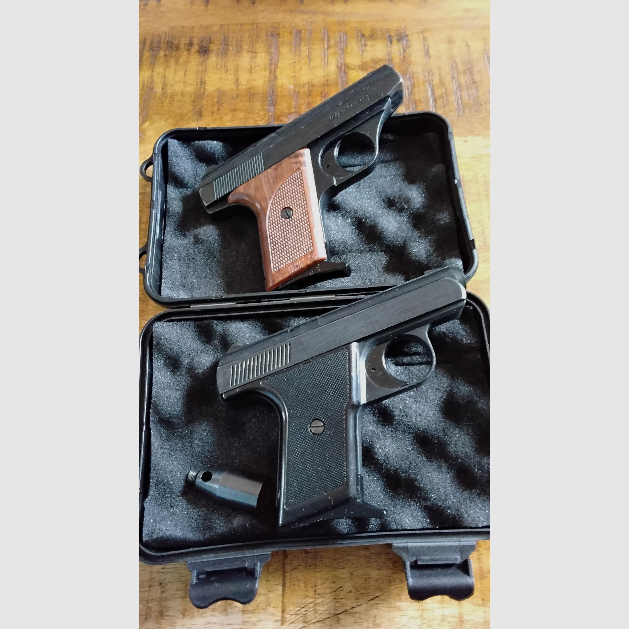 Zwei 8mm Pistolen mit Abschussbecher 