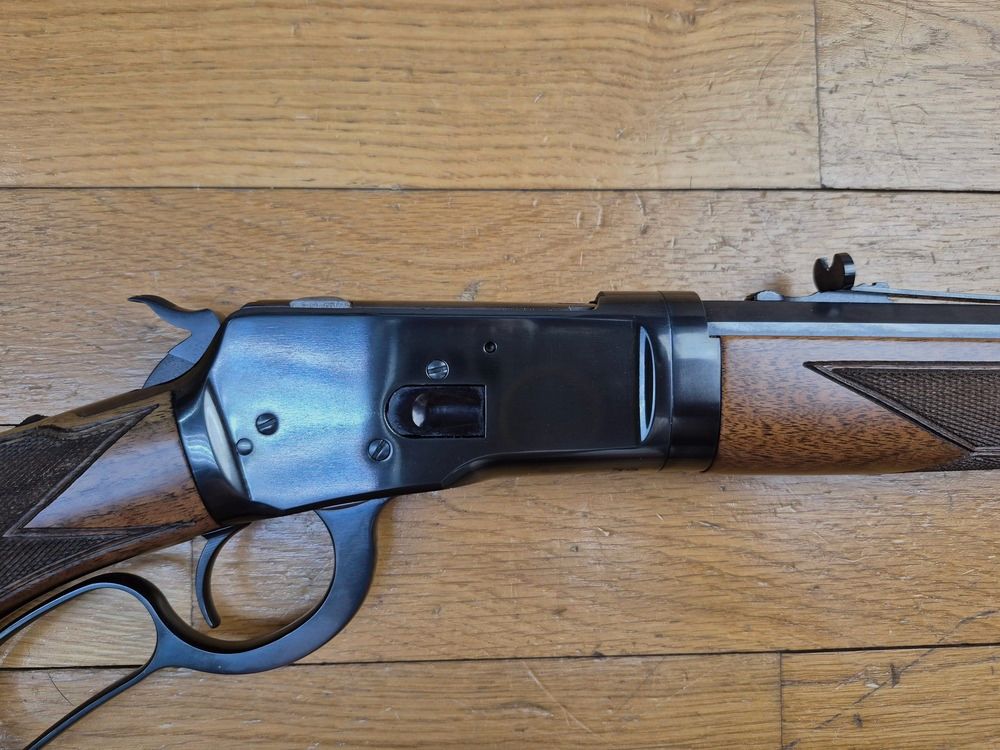 Splendide « carabine » Winchester 1892 – Version « rifle » / fusil à canon octogonal – Rare modèle Take down – Cal .44-40 en 10+1 coups – Finitions Miroku Japon – Série limitée 2 x 251 exemplaires- Beaux bois en noyer grade V ou VI – Boite d&rsquo;origine avec documents et cadenas – N&rsquo;a jamais tiré – Arme Neuve – TBE++++, image 6 sur 39