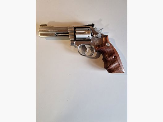 Smith & Wesson 617-1 Holzgriff