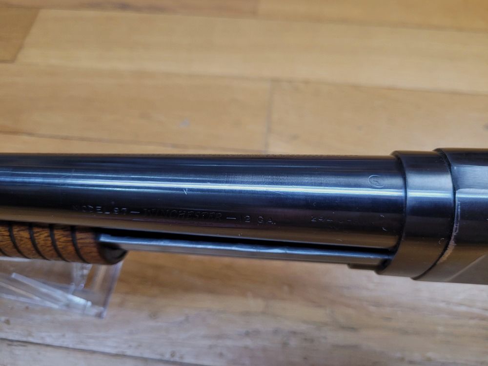 Fucile a Pompa Iconico Winchester modello 1897 – Take Down – Modello noto come »Riot Gun« – Marcatura State Police dell'Illinois! – Cal. 12/70 – 6+1 – Cat. B. – Condizioni superbe! – TBE++, immagine 13 di 33