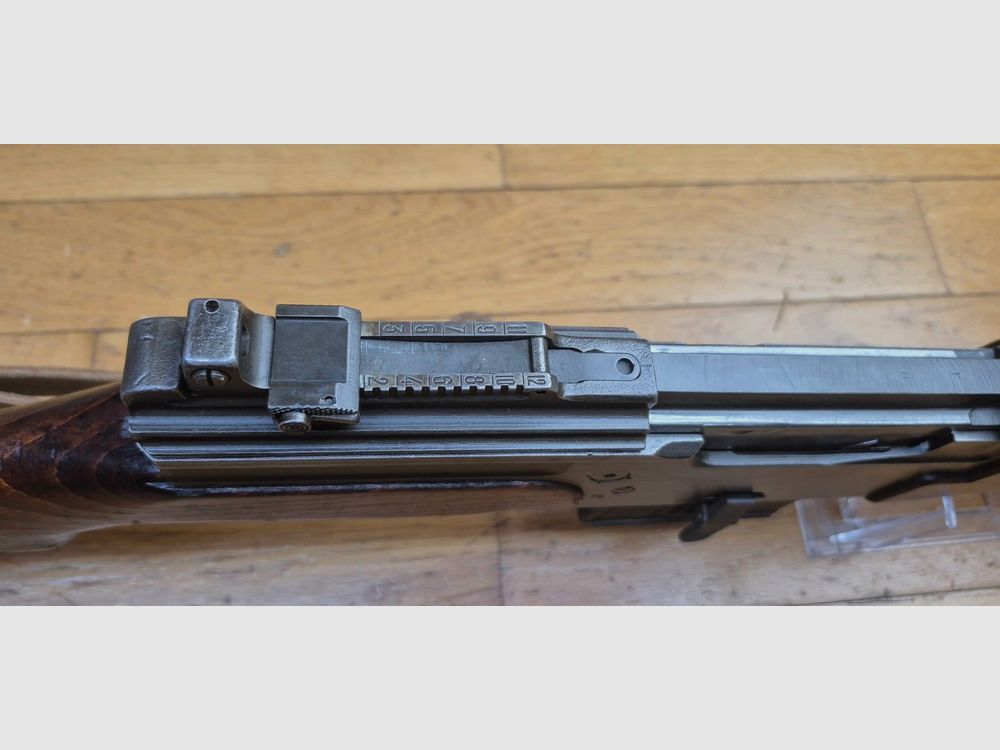 Mooie en zeer zeldzame semi-automatische shotgun MAS 49-56 – Origineel kaliber 7,5 x 54 MAS – Mythisch wapen – Zeer goede mechanische werking – Mooie loop met duidelijke groeven – Goede esthetische staat – twee 10-schots magazijnen – Nachtvuur- en blanco-vuurapparaat (zeldzaam) – Geweerriem – Zeldzaam wapen in uitstekende staat, afbeelding 18 van 35
