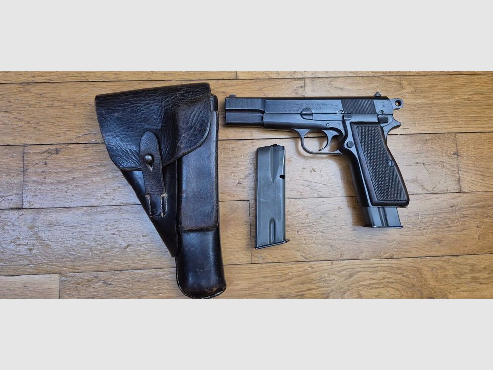 Schöner Browning GP 35 oder P640(b) / P35(b) – 9 para – Neueste Fertigung aus dem Sommer 1944 – Feste Visierung – Magazin gleicher Fertigung – Frost und Jahnel Holster aus Breslau von 1941 und 2. modernes Magazin – Guter Lauf, schöne Markierungen und einwandfreie Mechanik – Sehr schönes Exemplar in TBE / TBE+, Bild 1 von 28
