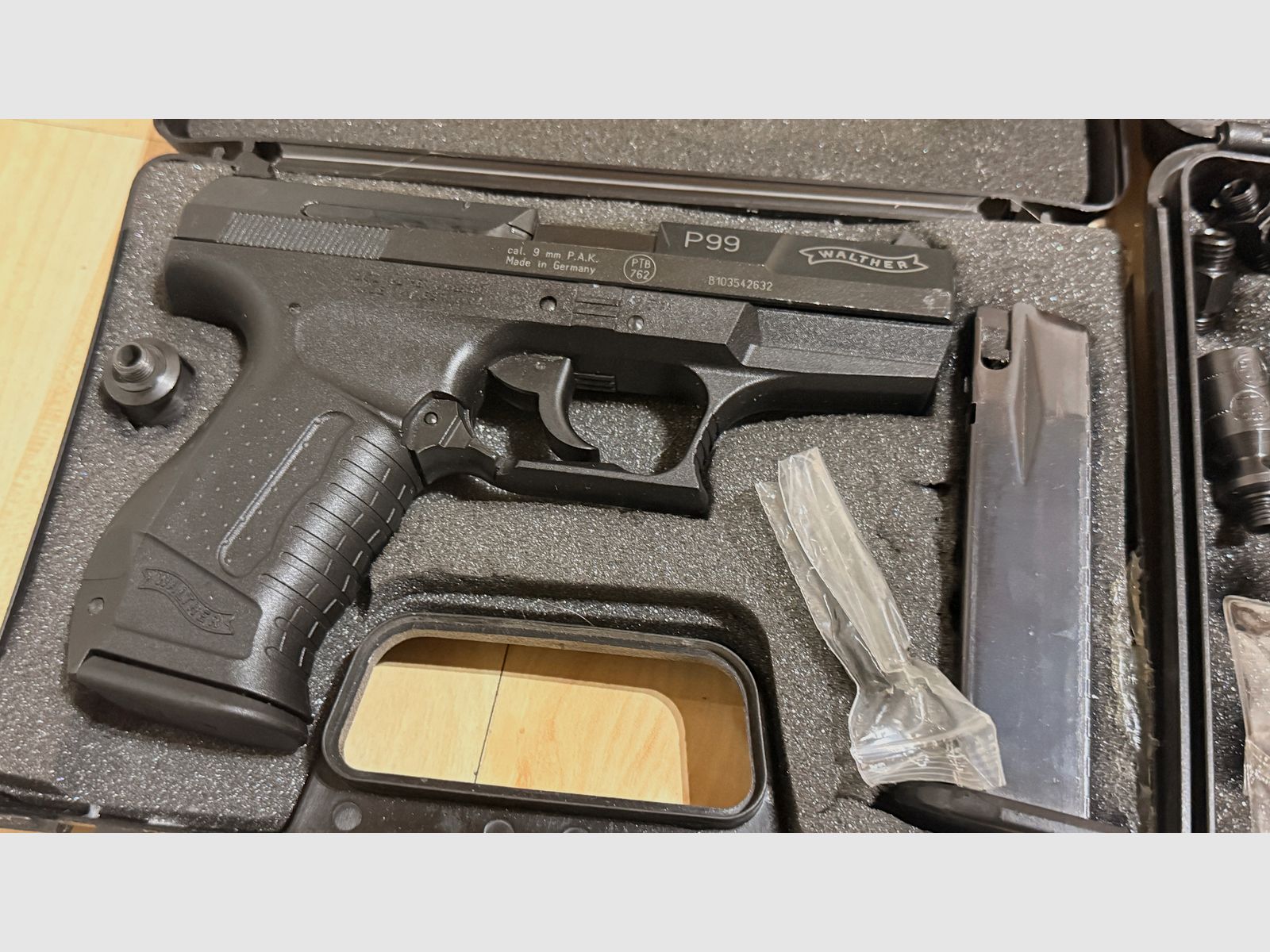 2x Walther P99 Schreckschuss 9mm 1x Schwarz + 1x Bicolor, 4 Magazine + 2x Umarex Pyro Launcher Abschussbecher