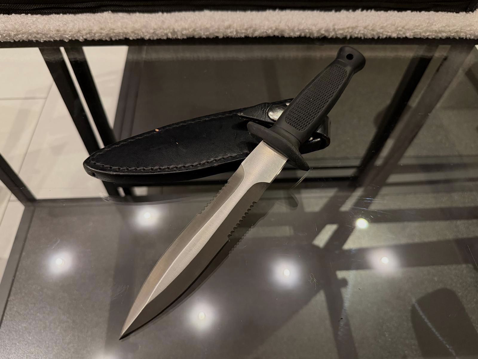 Tactical deployment knife / boot dagger – Double-sided serrated edge – Includes leather sheath