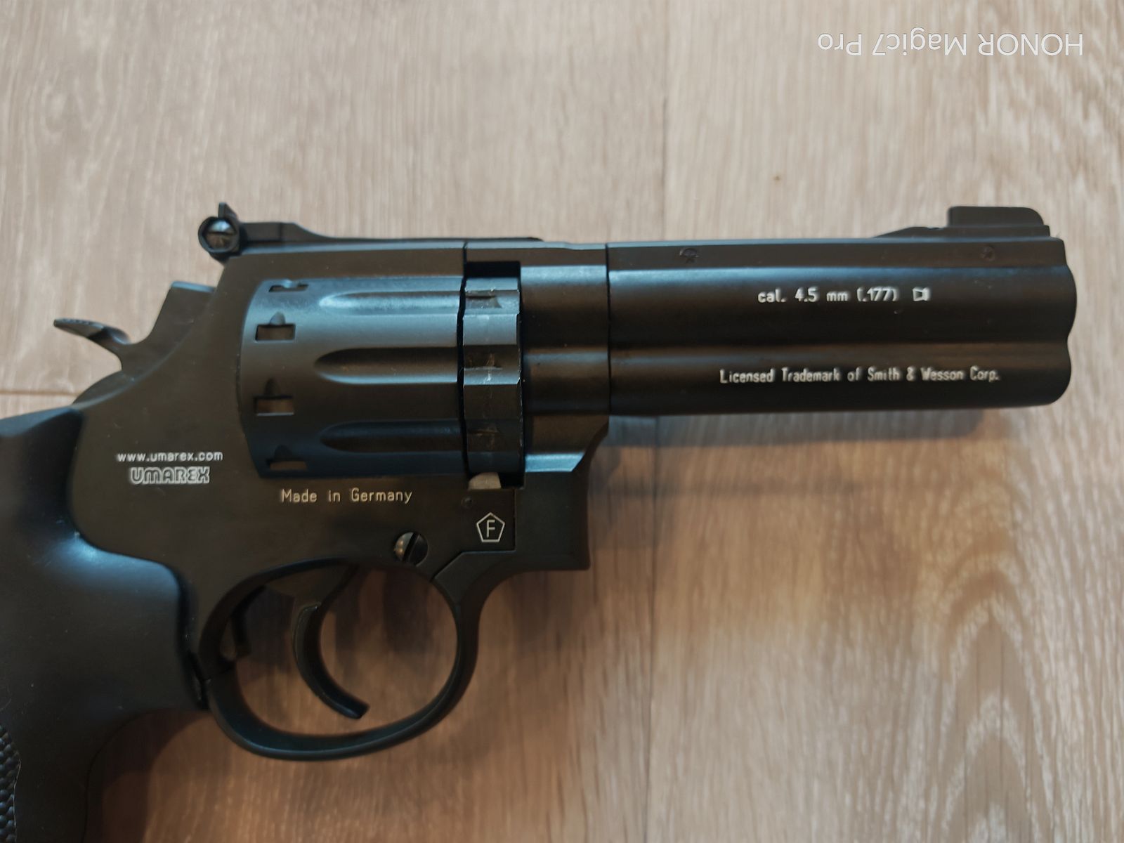 Smith & Wesson 586 revolver Co2. Longueur de canon de 6 pouces + 3,5 pouces, silencieux, 4,5 mm, mallette.