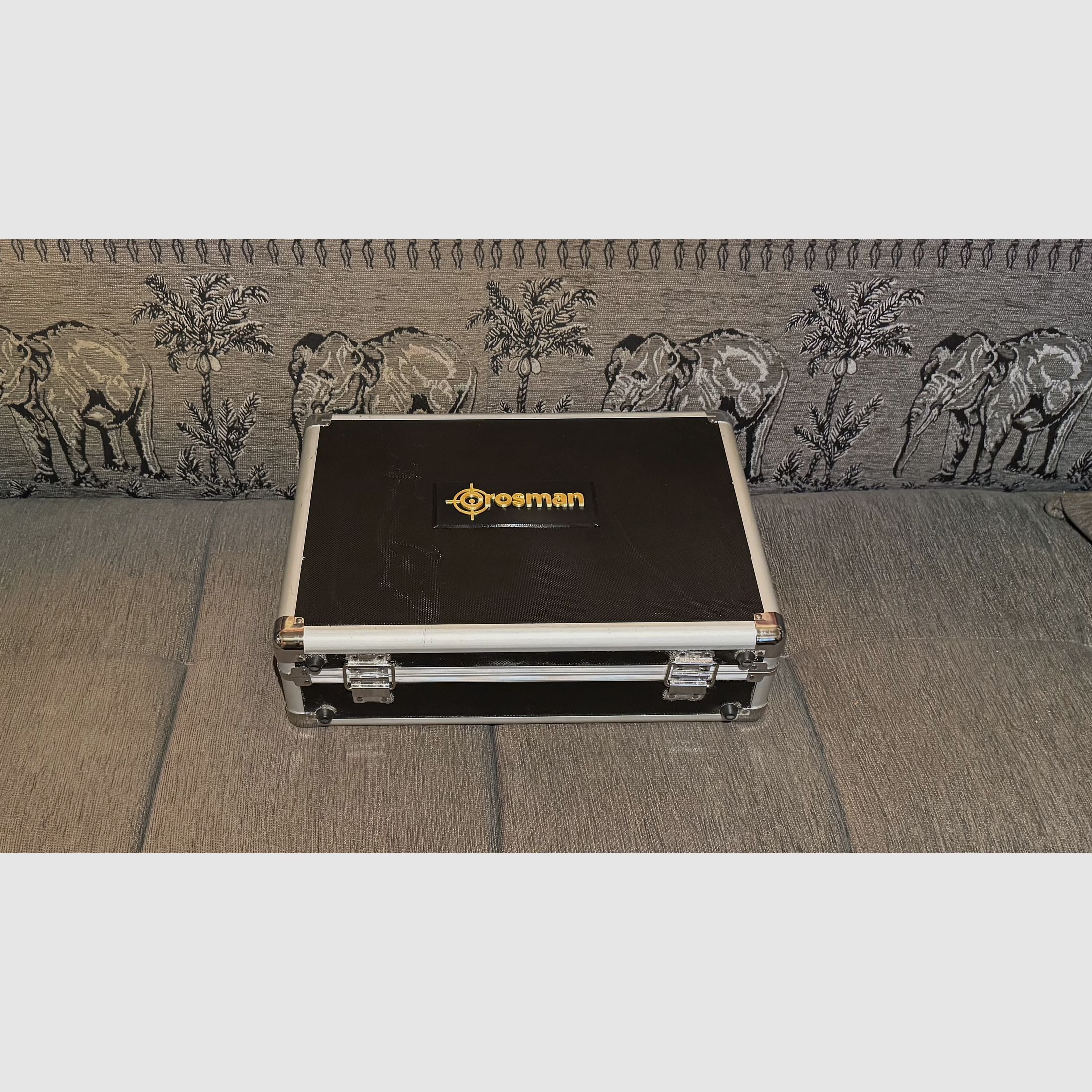 Crosman 2240 met 2x aanslagkolf, houten grepen Red Dot, metaal update, tuning trigger, koffer