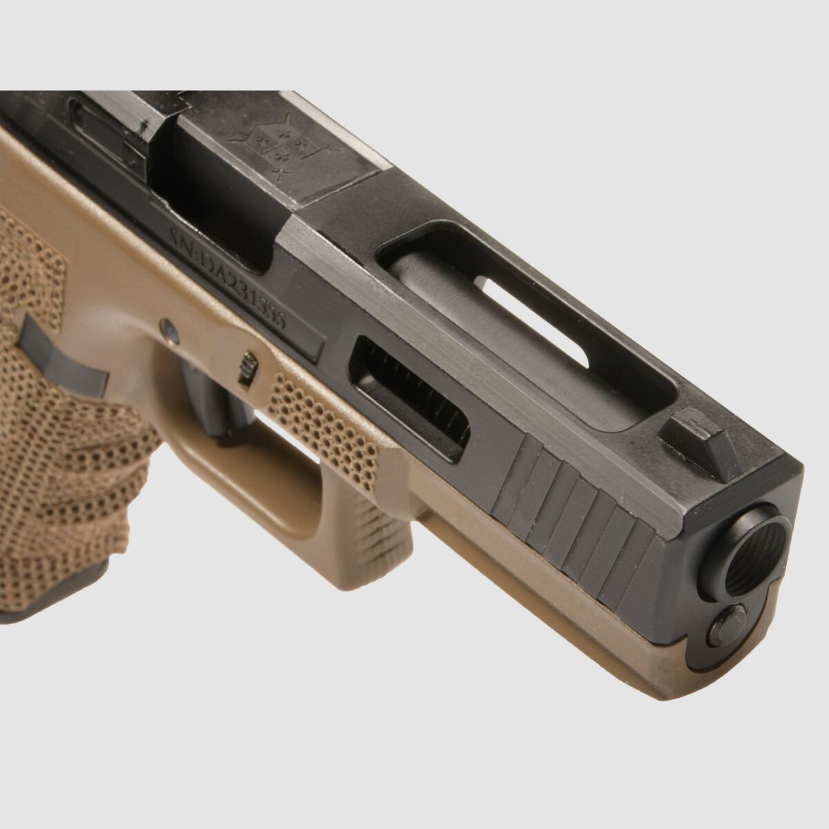 P02 GBB Airsoft Pistool met Grip Stippling in Tan | Delta Armory