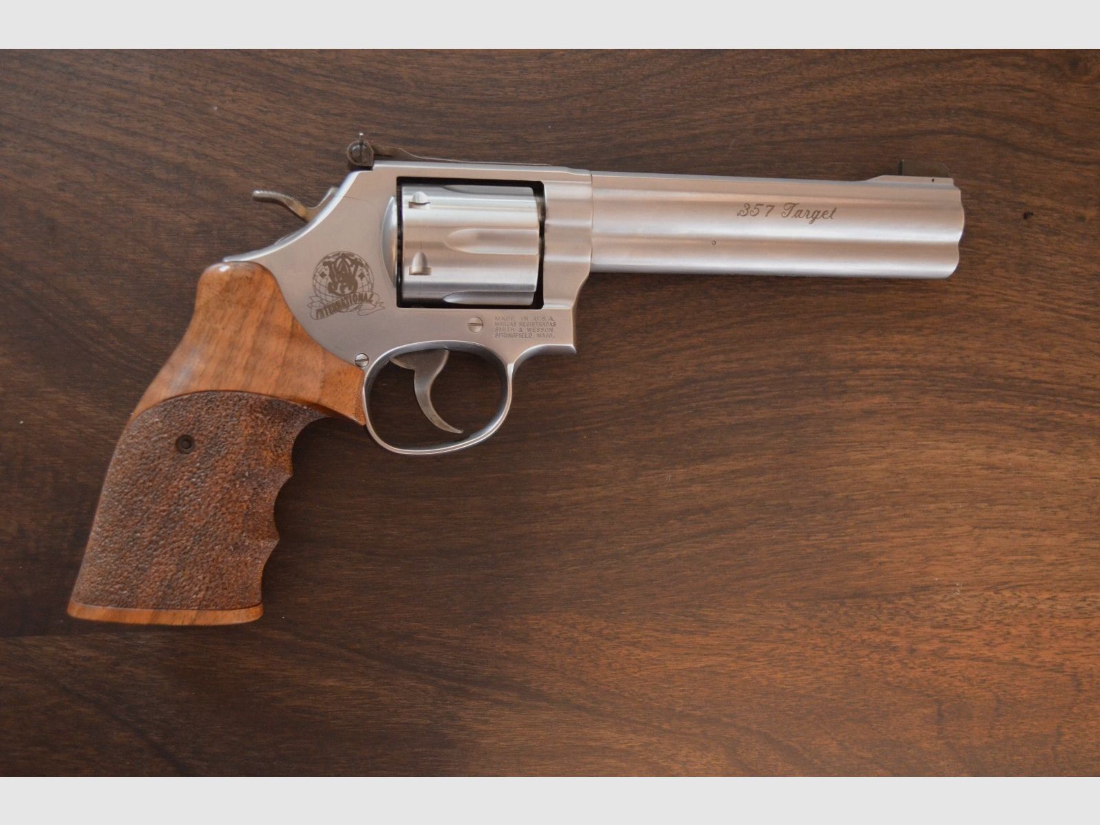 Smith & Wesson 686-6 Target Champion Kal.357 Mag. 6 Zoll Lauf im S&W Koffer mit Zubehör