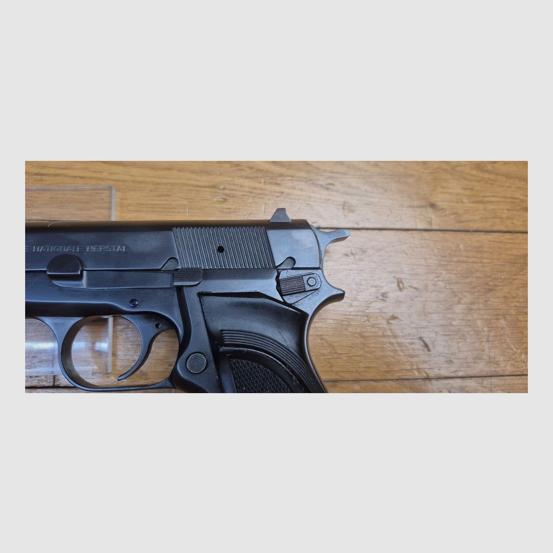 Sehr schöner GP35-Pistole – Eine Referenz für sich – Kaliber 9×19 Para – FN Herstal – 100% Brünierung – Makellose Mechanik – Sehr schöner Lauf – Zwei Magazine – Waffe im Zustand von fast neu – TBE+++, Bild 19 von 22