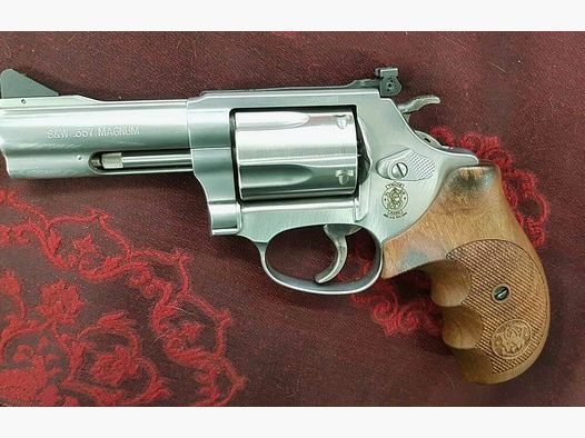 Smith & Wesson	 60-1 Night Hunter