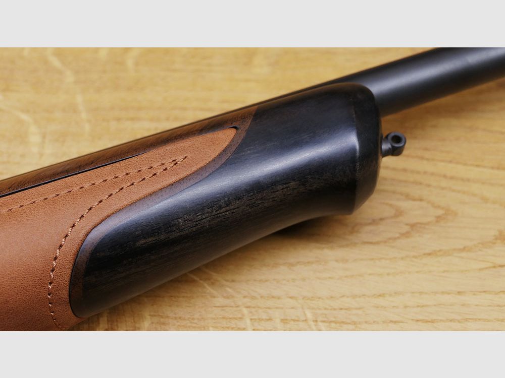 Blaser R8 Success / HK7 Super Fini mat / Cuir Chesterfield / Boule en acier avec ligne dorée / Calibre et longueur de canon au choix / Filetage M15x1 / ÉPOUSTOUFLANT