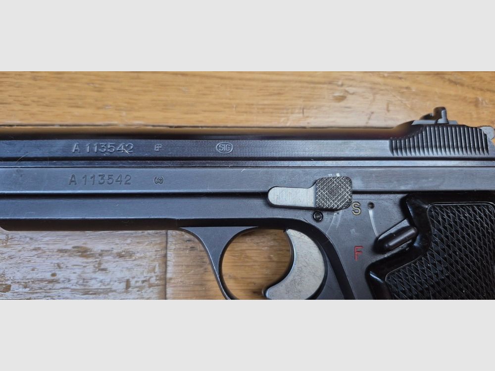 Sehr schöner SIG P210-2 Pistol – Mythos des 9 para – Militärwaffe des 4. Vertrags – Ca. 1955/56 – Sehr schöne Brünierung – Traumhaftes Funktionieren und Lauf – 2 zusätzliche Magazine und Holster (das komplette Paket!) werden zusätzlich mitgeliefert – Zustand TBE++/TBE+++!, Bild 7 von 28