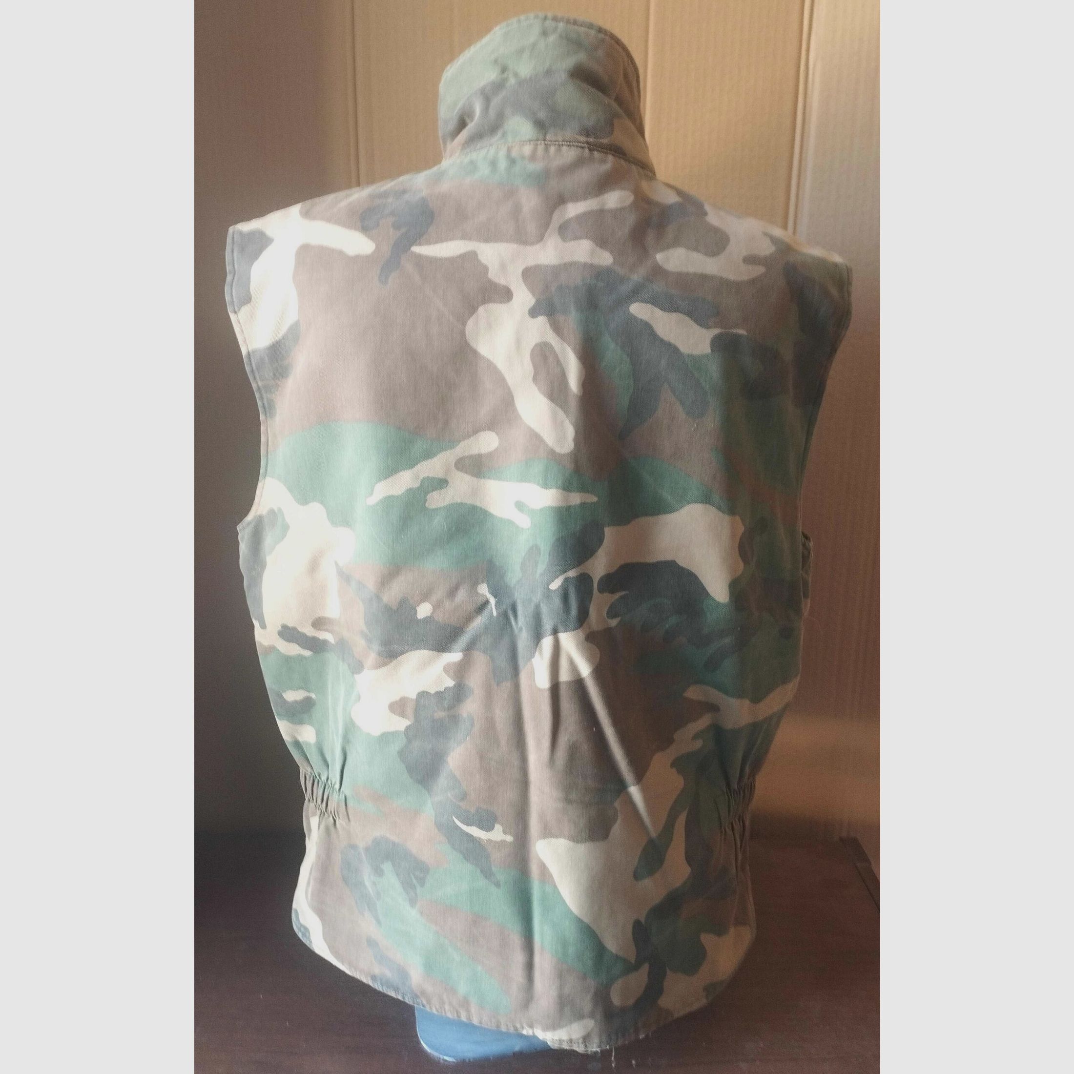 CHALECO MILITAR CAMUFLAJE RELLENO 4 BOLSILLOS USADO TALLA 48, imagen 7 de 7