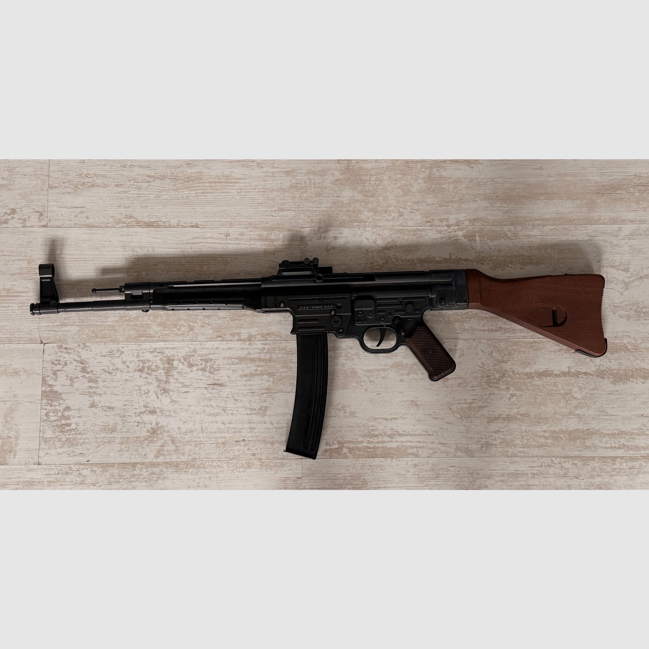 GSG STG 45 / STG 44 9 mm P.A.K. Schreckschuss – Echtholzschaft – Topstaat