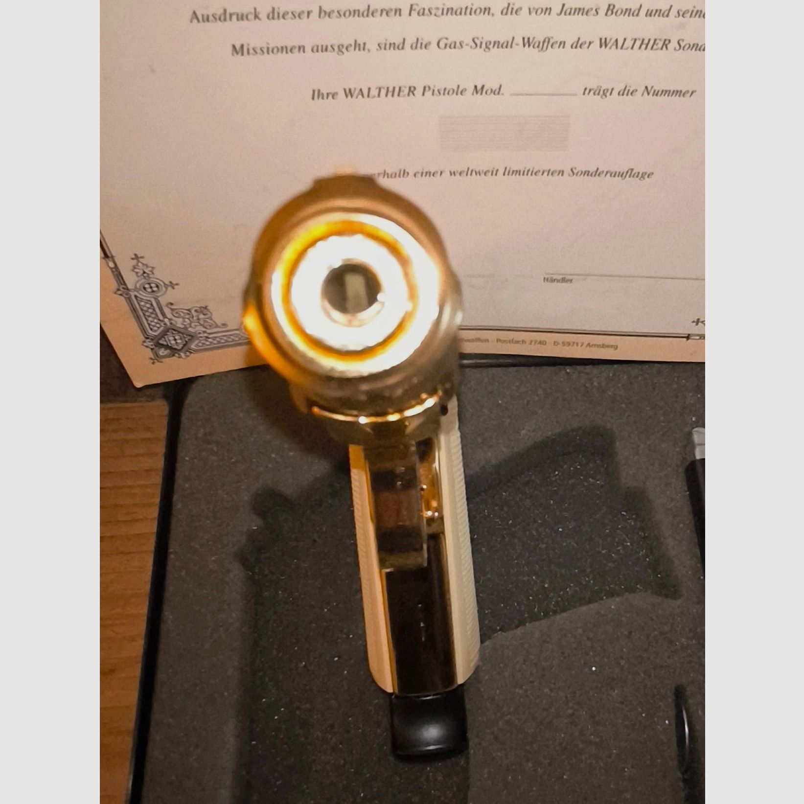 ¡Precio negociable! ⚠️ Atención fans de James Bond - ¡Rara auténtica! - Pieza de vitrina y sin disparar!!! Edición especial limitada GoldenEye de los años 90 - Walther PP dorado con empuñaduras blancas y certificado, así como cinta VHS, además de un cargador adicional con fondo plano, PTB No. 620, absolutamente como nuevo, ópticamente y funcionalmente en un estado impecable y sin disparar!! ⚠️ ¡Gastos de envío gratis!!