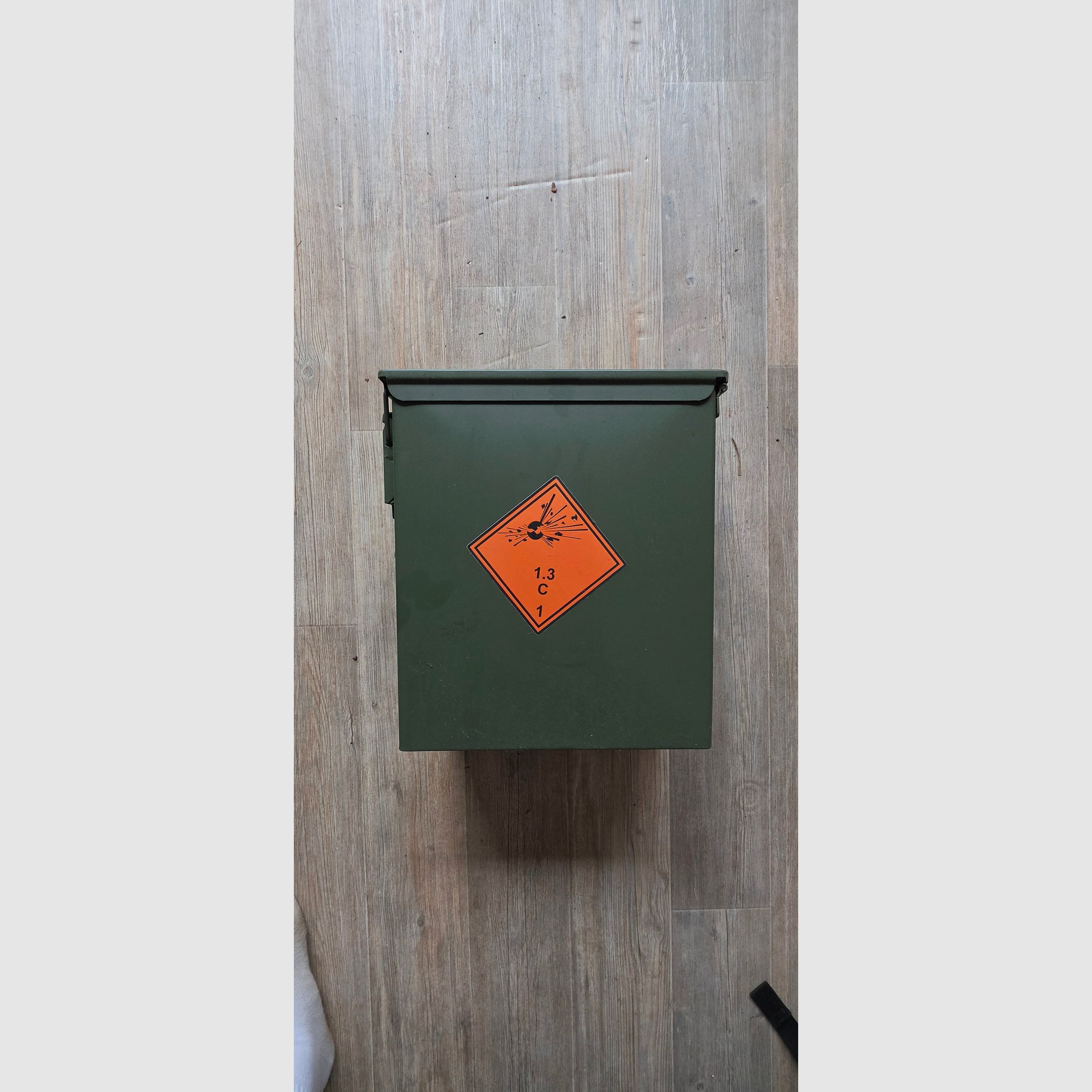 Caja de municiones de metal