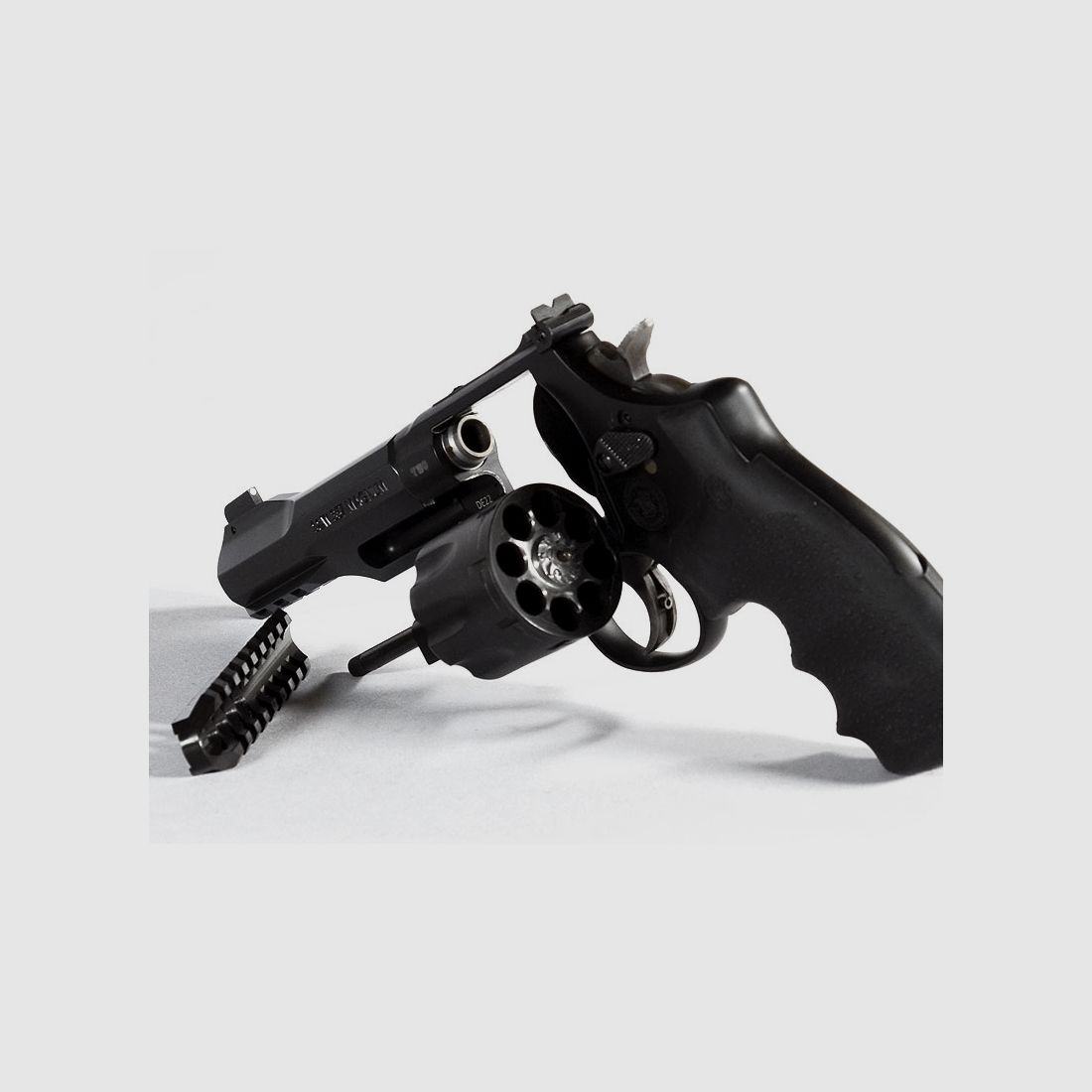 Smith & Wesson M&P R8, 5" barrel