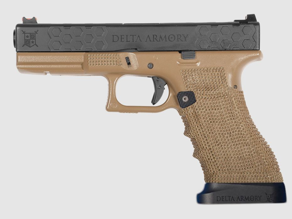 P03 GBB Airsoft Pistole mit Grip Stippling in Tan | Delta Armory
