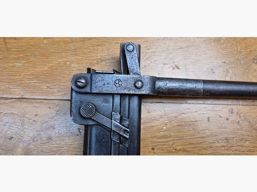 Magnifique chargette de pistolet Luger P08 – Indispensable accessoire du chargeur escargot ou « Trommel Magazin » – Rarissime Modèle AEG (le plus rare!) – Très beau poinçon et logo de fabricant – Parfait état – Pièce de collection rarissime ! – TBE+++