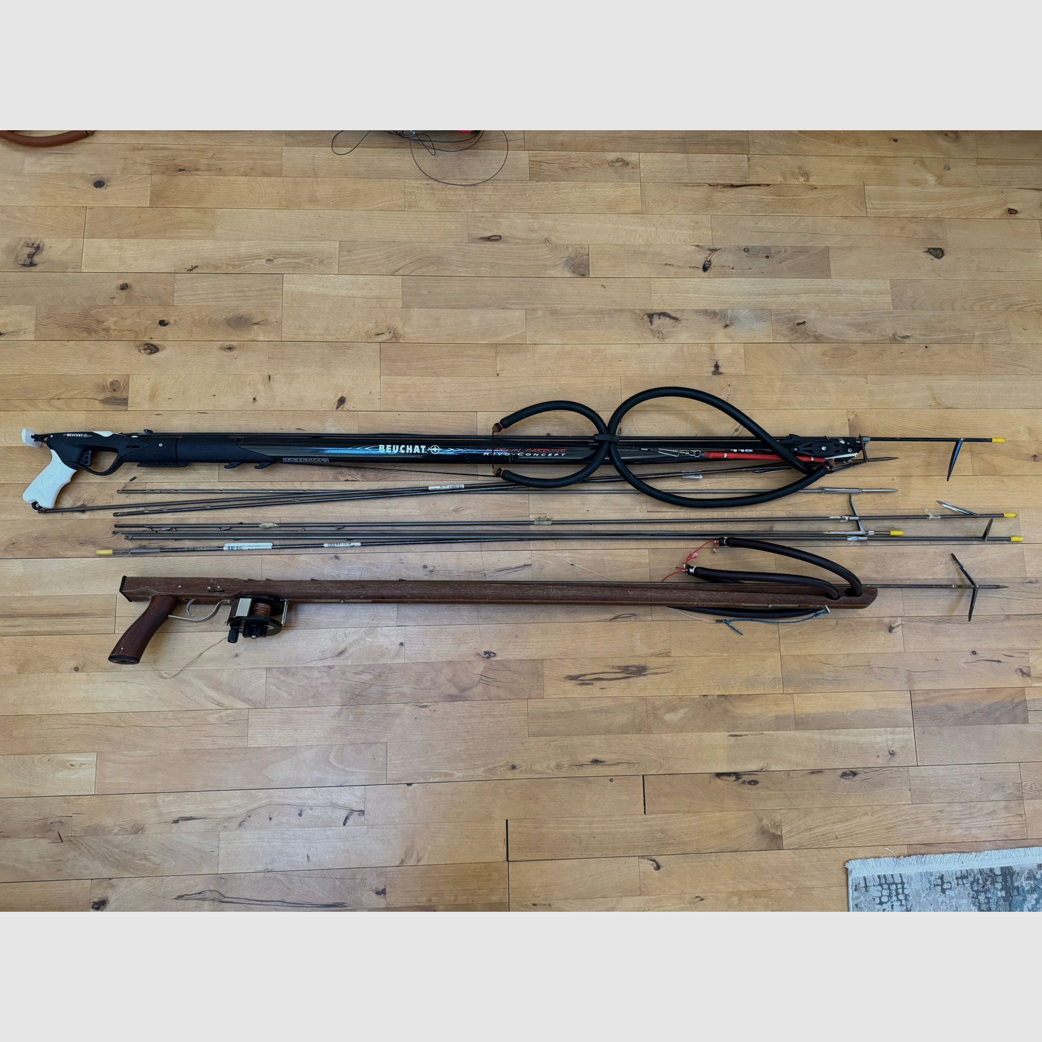 2 hochwertige Tauchharpunen / Unterwassersportgeräte – Beuchat Marlin Carbone 115 & Guns of Marseille Holzharpune – Zubehör – Hamburg