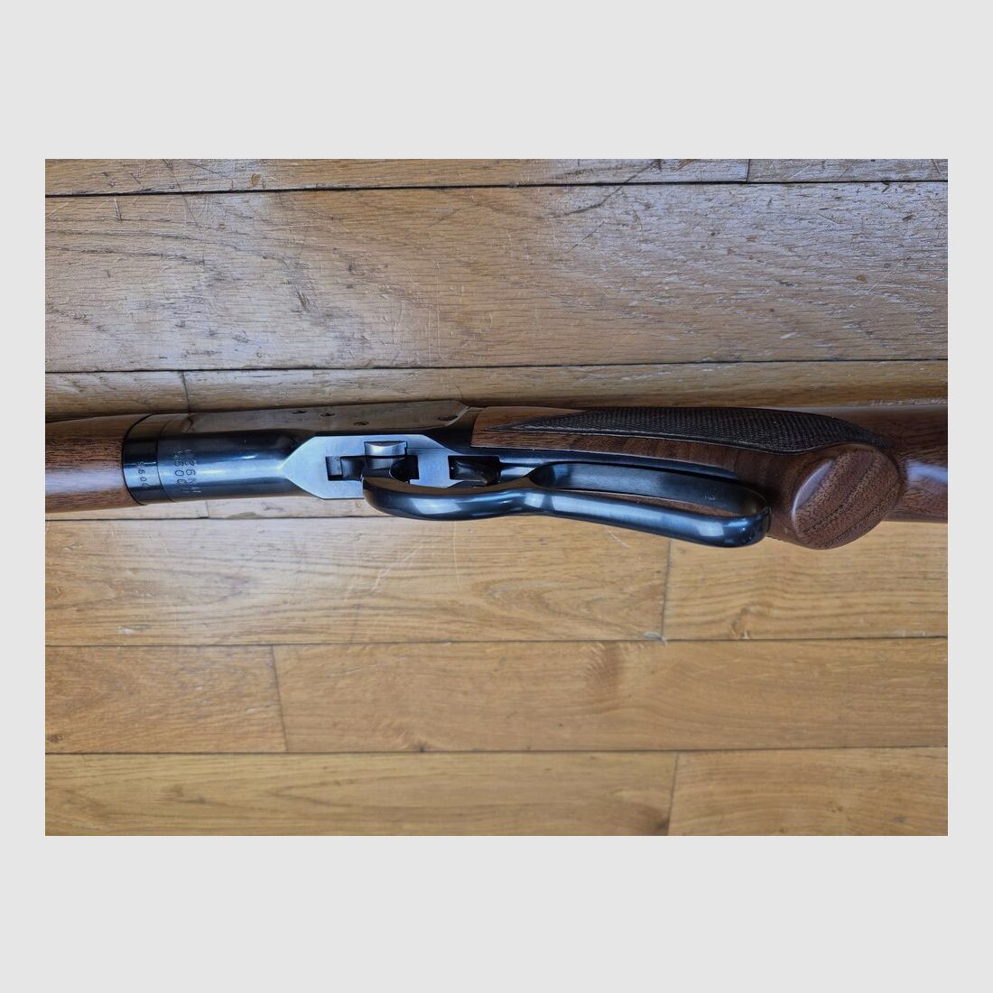 Espléndida "carabina" Winchester 1892 – Versión "rifle" / escopeta de cañón octogonal – Raro modelo Take down – Cal. .44-40 con 10+1 disparos – Acabados Miroku Japón – Serie limitada de 2 x 251 ejemplares – Hermosa madera de nogal de grado V o VI – Caja original con documentos y candado – Nunca disparada – Arma nueva – TBE++++, imagen 12 de 39