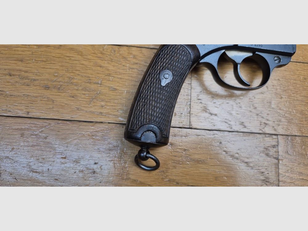 Beautiful service revolver model 1892 – Common but mythical – Apex of the service revolver Made in France – Caliber 8mm92 – Mono-serial – Weapon from 1894 – Beautiful mechanism – Very beautiful barrel – Nice service case included – TBE-, image 3 of 32