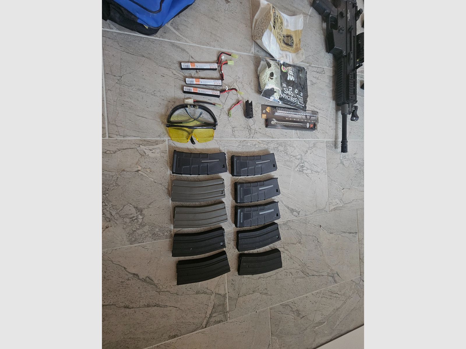 Duże Begadi S-AEG Starter-Set: MK16 (SCAR-L) & M4 M-LOK inkl. 10 magazynków, akumulatorów i kompletnego wyposażenia w kamuflażu Flecktarn, zdjęcie 4 z 15