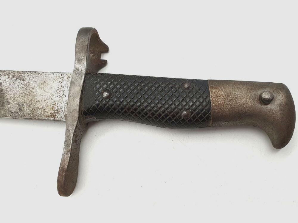 Vetterli Original Vetterli bajonet met zaagtanden en groene vacht aan de schede