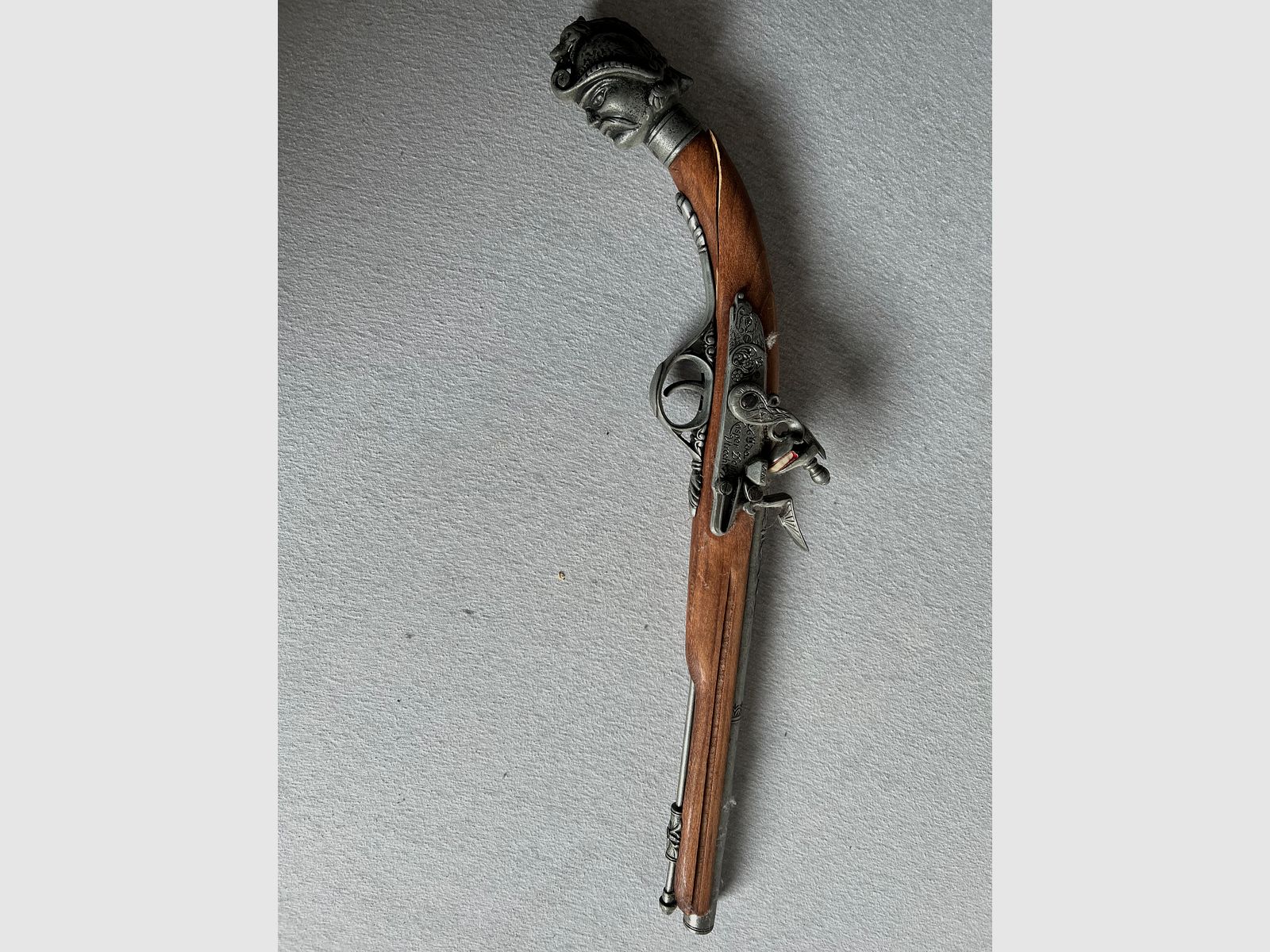 Grande collezione di armi decorative – spade, pistole a pietra focaia, fucili ad avancarica, alabarda, martello da guerra – liquidazione della collezione