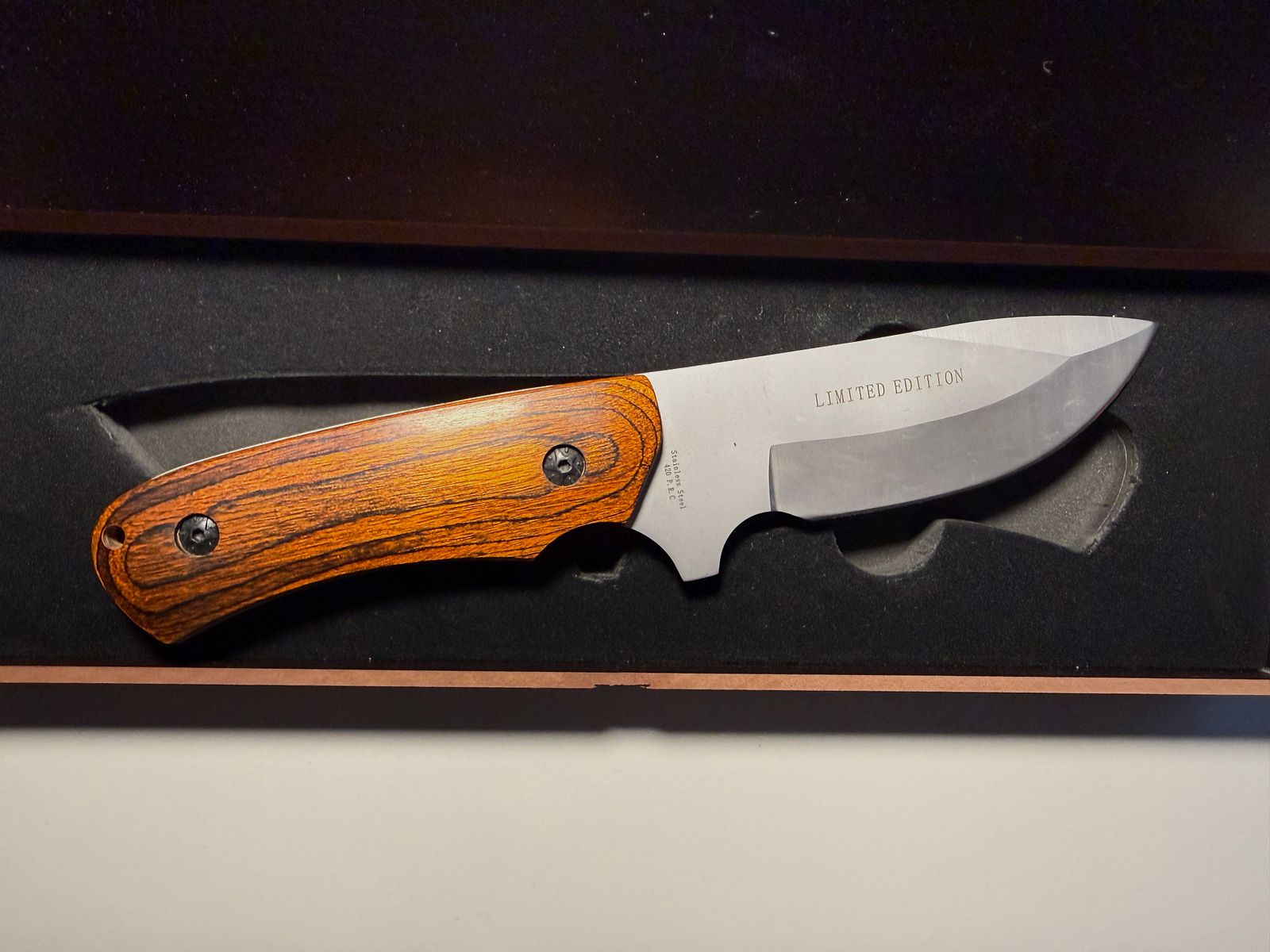 Falkner collector's knife, Wolf