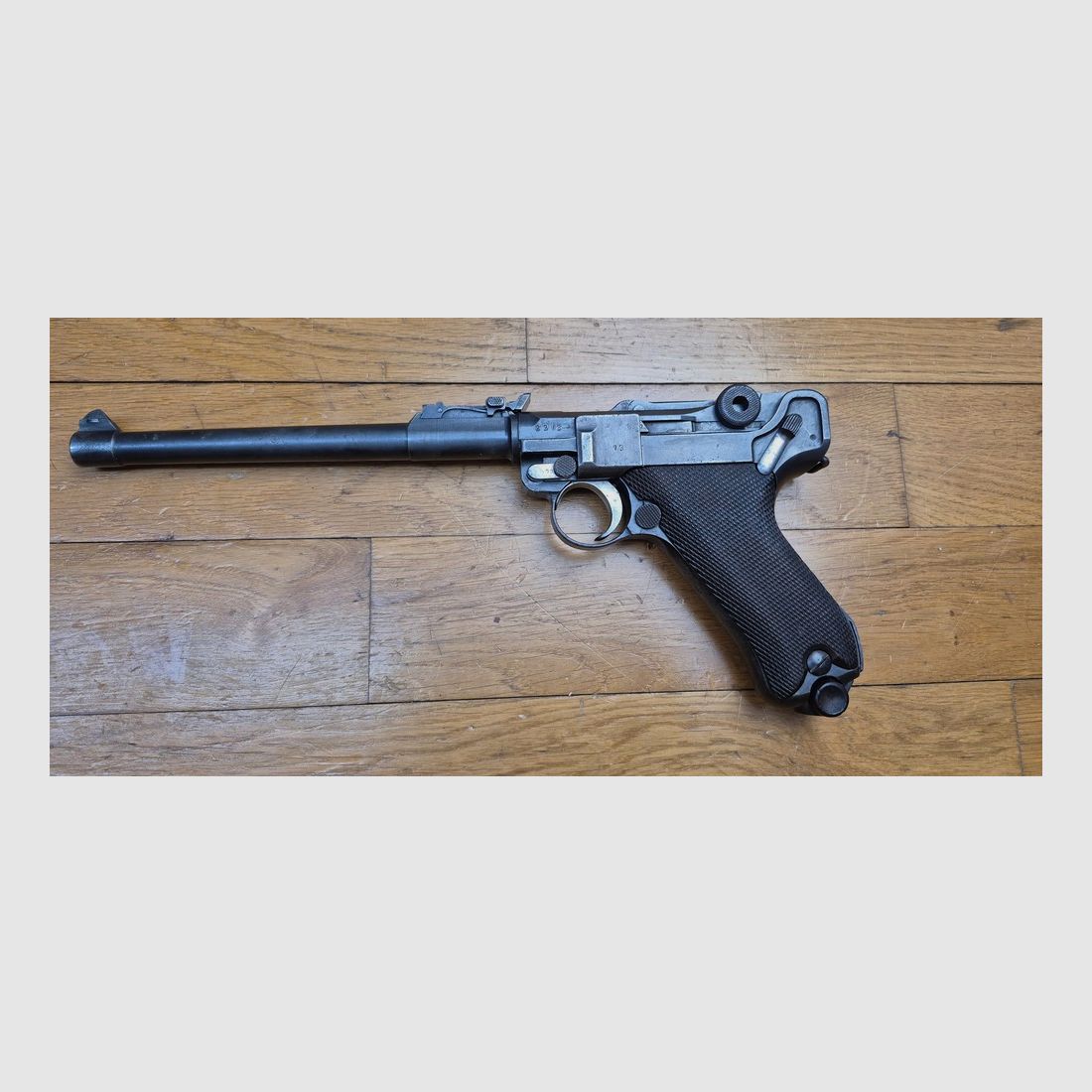 Sehr schöner Luger Artillerie P08 – Waffe von 1917 – Lauf 8 Zoll (20cm!) – Herstellung DWM – Vollständig monomatrikuliert (außer das Magazin, das ist aus der Zeit) – Kal. 9×19 – Verstellbare Visierung des ersten Typs – Sehr schöne Griffschalen – Epochenbrünierung noch 80% – Wunderschöner Lauf TBE+, Bild 22 von 22